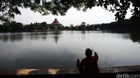 Danau tersebut memiliki kedalaman 1-5 meter dimana airnya berasal dari Sungai Ciliwung.