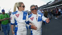 Lady Gaga jadi tamu mengejutkan di ajang balap tahunan Indianapolis 500. Tak hanya tampil, ia juga ikut beraksi di track bersama Mario Andretti. Michael Hickey/Getty Images/detikFoto.