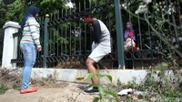 Hal ini dilakukan karena tidak adanya Jembatan Penyebrangan Orang (JPO).