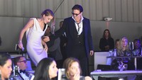 Setelah gugat cerai, Amber juga menuding Johnny kerap melakukan KDRT. Namun, putri Johnny dari hubungannya dengan Vanessa Paradis, Lily-Rose, langsung memberikan pembelaannya atas tudingan Amber dan mengatakan bahwa Johnny adalah sosok pria yang paling baik hati. Jason Merritt/Getty Images for Art of Elysium/detikFoto.