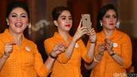  Para Srikandi Hanura tampil anggun berpakaian warna kuning keemasan.