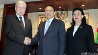 Ketua DPD Irman Gusman (tengah) didampingi Wakil Ketua DPD GKR Hemas (kanan) menyambut kedatangan Wakil Perdana Menteri Belarusia Vladimir Semashko (kiri).