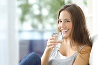 Ini Lho Khasiat Minum Segelas Air Putih Hangat di Pagi Hari