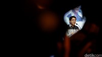 Kepala BKPM Franky Sibarani (kiri) memberi sambutan untuk Investment Award.