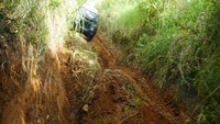 Foto: Mobil akan melewati jalanan tanah yang berbatu. Pemandangan kanan kirinya adalah perkebunan teh serta sayuran (Kurnia/detikTravel)