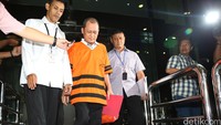 Badaruddin Amsori keluar dengan menenteng sebuah map.