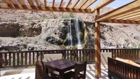 Foto: Kamar di hotelnya pun memiliki suasana yang unik. Anda akan diberi pemandangan indah lembah yang dikombinasikan dengan air terjun air panas (Madin/detikTravel)
