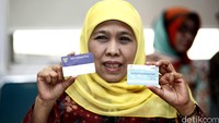 Mensos menunjukan kartu peserta Program Keluarga harapan (PKH) dan Kartu Indonesia Pintar (KIP). 