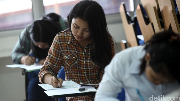 Ujian SMBPTN di Universitas Indonesia

Sejumlah calon mahasiswa mengikuti tes tertulis pada Seleksi Masuk Bersama Perguruan Tinggi Negeri (SMBPTN) di Fakultas Psikologi Universitas Indonesia, Selasa (31/05/2016). SMBPTN secara nasional dilakukan secara serentak di seluruh Indonesia diikuti 721.314 calon mahasiswa memperebutkan 99.223 kursi di 78 Perguruan Tingi Negeri. Grandyos Zafna/detikcom