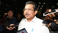 A Hasanudin keluar gedung KPK, Jakarta, Selasa (31/5/2016) malam.