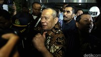 La Nyalla mengacungkan jempolnya saat dibawa ke Rutan Salemba cabang Kejagung.