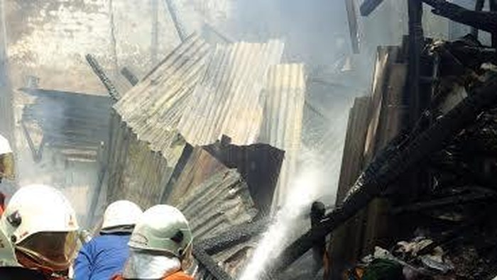 Bensin Eceran Tersambar Api Kompor, Toko Bangunan Terbakar