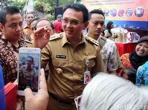 Kata Ahok, Ada Sekolah yang Minta Semua Siswi Pakai Jilbab di Hari Khusus