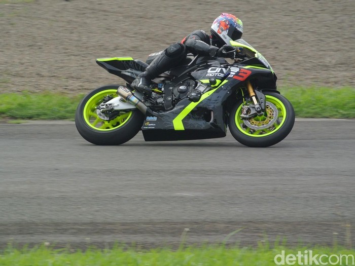 Balapan dengan Salah Satu Motor Termahal di Indonesia