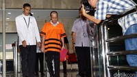 Badaruddin Amsori keluar dengan mamakai rompi tahanan KPK.