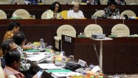 Rapat pleno Komisi II ini beragendakan mendengarkan pandangan mini fraksi.