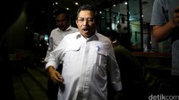 A Hasanudin berjalan meninggalkan gedung KPK.