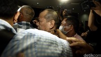 La Nyalla dibawa masuk ke Gedung Bundar.