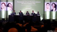 Presiden Direktur PT Duta Intidaya Lilis Mulyawati (tengah) melakukan penawaran saham umum perdana di Sheraton Gandaria City Hotel, Jakarta Selatan, Selasa (31/5/2016).