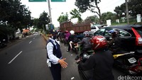 Akibatnya penumpukan kendaraan terjadi di Jl Tanjung Barat yang mengarah ke Depok.