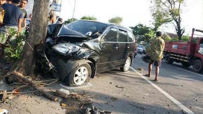 Avanza Tabrak Dua Motor, Satu Pelajar Tewas dan Tiga Orang Luka