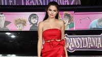 Ia juga mengenakan busana merah dengan pita saat premiere film Hotel Transylvania 2 di Mexico pada 14 Juni 2015. Victor Chavez/Getty Images for Sony Pictures Entertainment/detikFoto.