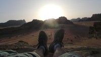 Foto: Di lokasi melihat sunset, Anda akan diajak untuk menaiki batuan. Hati-hati, sebab batu cadas di sana rapuh sehingga kadang gampang terkelupas. Gunakan sepatu yang nyaman dan tidak licin agar perjalanan tetap aman (Madin/detikTravel)