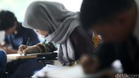Seorang peserta serius mengerjakan soal.