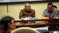 Masing-masing fraksi akan menyampaikan pandanganya apakah setuju anggota DPR harus mundur bila maju Pilkada atau sebaliknya.