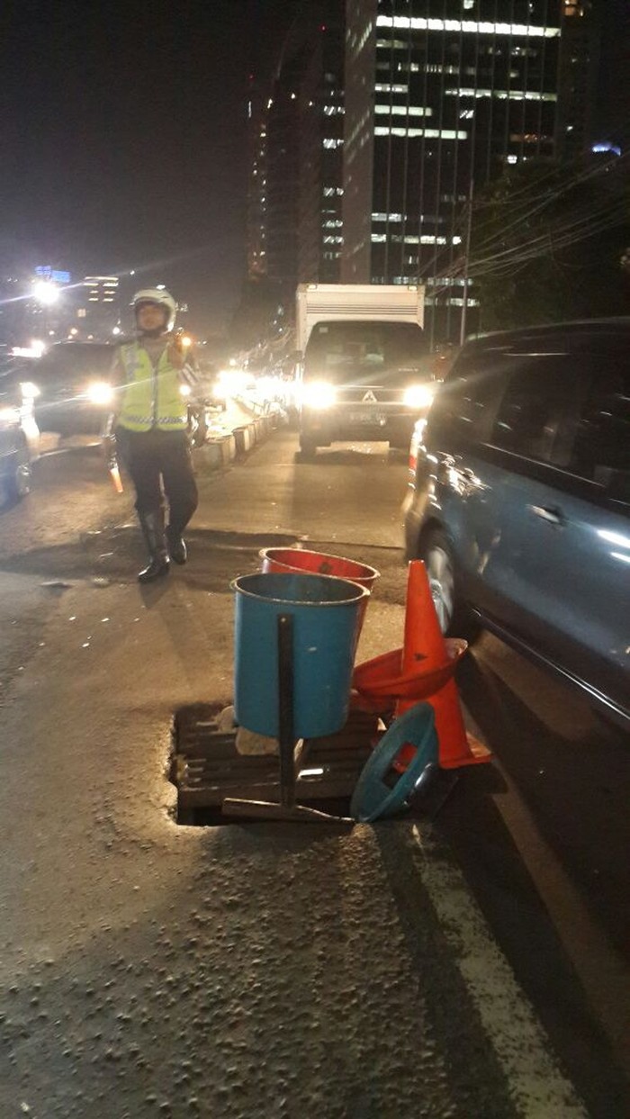Tutup Gorong-gorong Ambles, Jalan Sudirman Menuju Blok M Macet