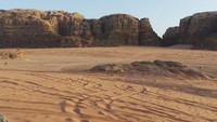 Foto: Perjalanan naik unta selama 1 jam, sampai ke suatu bukit untuk melihat sunset. Di kanan dan kiri, terhampar gurun pasir dan bebatuan tandus berwarna merah yang katanya mirip seperti di Planet Mars (Madin/detikTravel)