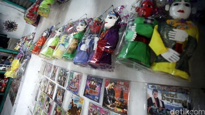 Penjual Miniatur Ondel-ondel di Setu Babakan