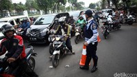 Petugas menutup lalu lintas di Jl Tanjung Barat Lama yang mengarah ke Pasar Rebo.
