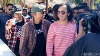 Saat tiba di Desa Silawan, Motaain, lokasi gerbang perbatasannya, Slank langsung disambut oleh warga sekitar.