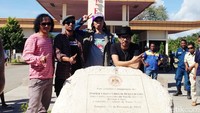 Kaka, Ivanka, Bimbim, dan Ridho berpose di depan tugu peresmian berdirinya negara Timor Leste.