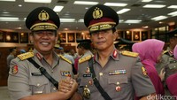 Komjen Anang Iskandar (kiri) melakukan salam komando dengan penggantinya Irjen Ari Dono Sukmanto.
