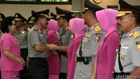 Kapolri Jenderal Badrodin Haiti mengucapkan selamat kepada Irjen Ari Dono.