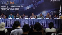 Direktur Utama BRI Asmawi Syam (empat dari kiri) memberikan keterangan terkait peluncuran BRIsat.
