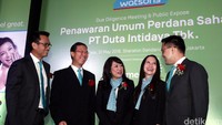 Presiden Direktur PT Duta Intidaya Lilis Mulyawati (tengah) berbincang dengan jajaran direktur dan komisaris saat penawaran saham umum perdana.