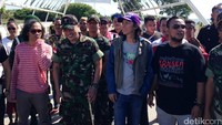 Dengan datangnya Slank ke Atambua, kami berharap bisa memberi sentuhan cinta, ujar sang drummer, Bimbim.