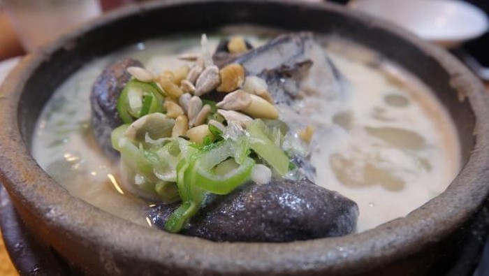 Tosokchon Samgyetang: Racikan Sup Ayam Hitam dan Ginseng 