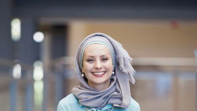 Seiring berjalannya waktu, hati ibunda Susan pun melunak. Susan mengatakan kini hubungan mereka sudah jauh lebih baik. Bahkan ibunya pernah membelikannya syal dan mengirimkan hadiah kepada dua anaknya saat Idul Fitri. Foto: Susan Carland (dokumentasi pribadi via Australia Plus)