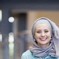 Seiring berjalannya waktu, hati ibunda Susan pun melunak. Susan mengatakan kini hubungan mereka sudah jauh lebih baik. Bahkan ibunya pernah membelikannya syal dan mengirimkan hadiah kepada dua anaknya saat Idul Fitri. Foto: Susan Carland (dokumentasi pribadi via Australia Plus)