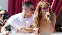 Ibu dua anak tersebut tampak asyik bersama sang pacar, Casper Smart yang berusia 29 tahun. Ethan Miller/Getty Images/detikFoto.