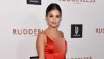 Dibalut Baju Merah, Mana Penampilan Selena Gomez Paling Seksi?
