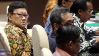 Pemerintah diwakili oleh Kemendagri, Kemenkeu dan Kemenkum HAM.