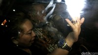 Mobil yang membawa La Nyalla meluncur menuju Rutan Salemba cabang Kejagung.