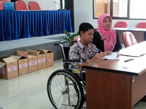 Semangat Fahmi, Juara Kedua Olimpiade Sains Nasional Ikuti SBMPTN di Kursi Roda