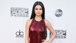 Dibalut Baju Merah, Mana Penampilan Selena Gomez Paling Seksi?