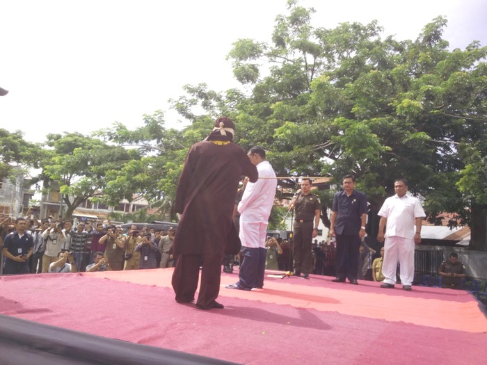 Ditonton Ratusan Warga, Pria Dicambuk 38 Kali di Banda Aceh karena Jual Miras